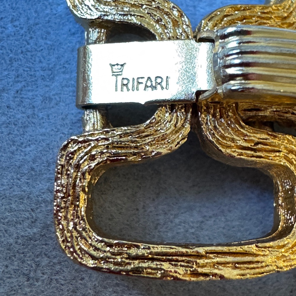 Vintage Signed Trifari Brutalist Gold Tone Textured Statement Bracelet Pristine - Picture 5 of 8